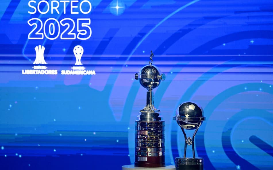 Troféis da Copa Libertadores e da Copa Sudamericana. (foto: DANIEL DUARTE / AFP)