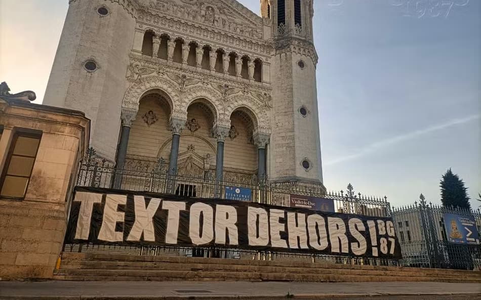 Torcedores do Lyon protestam contra John Textor em Lyon (Foto: Reprodução/X)