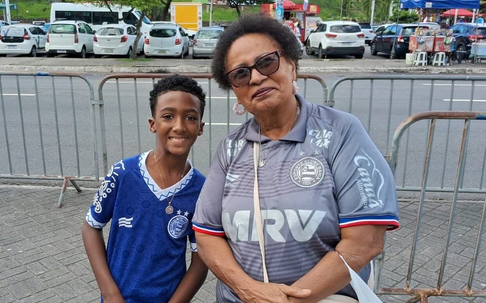 Tia e sobrinho, torcedores do Bahia, acompanham jogo do Bahia feminino na Fonte Nova. (Foto: Rafael Carvalho)
