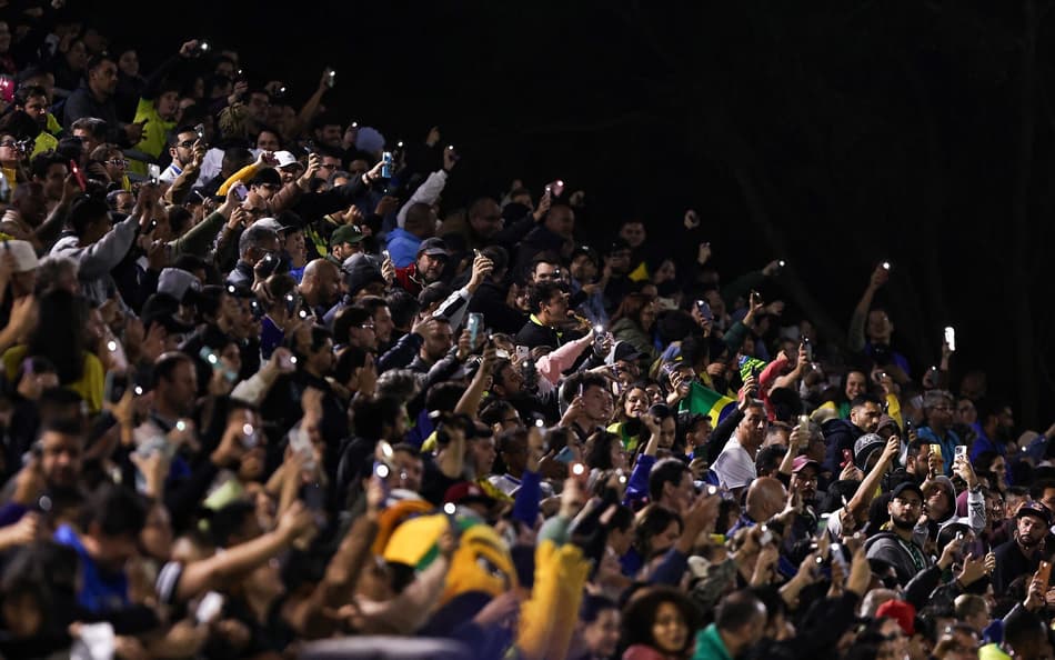 Torcida comemora vitória da Seleção feminina diante do Japão. Seleção feminina é celebrada em Bragança Paulista. (Foto: Lívia Villas Boas/CBF)