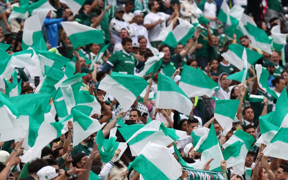 Torcida do Palmeiras faz festa no MetLife Stadium antes do jogo contra o Porto no Mundial de Clubes