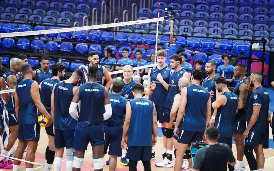 Jogadores e Bernardinho durante treino da Seleção Brasileira antes da VNL (Foto: Mauricio Val/FV Imagem/CBV)