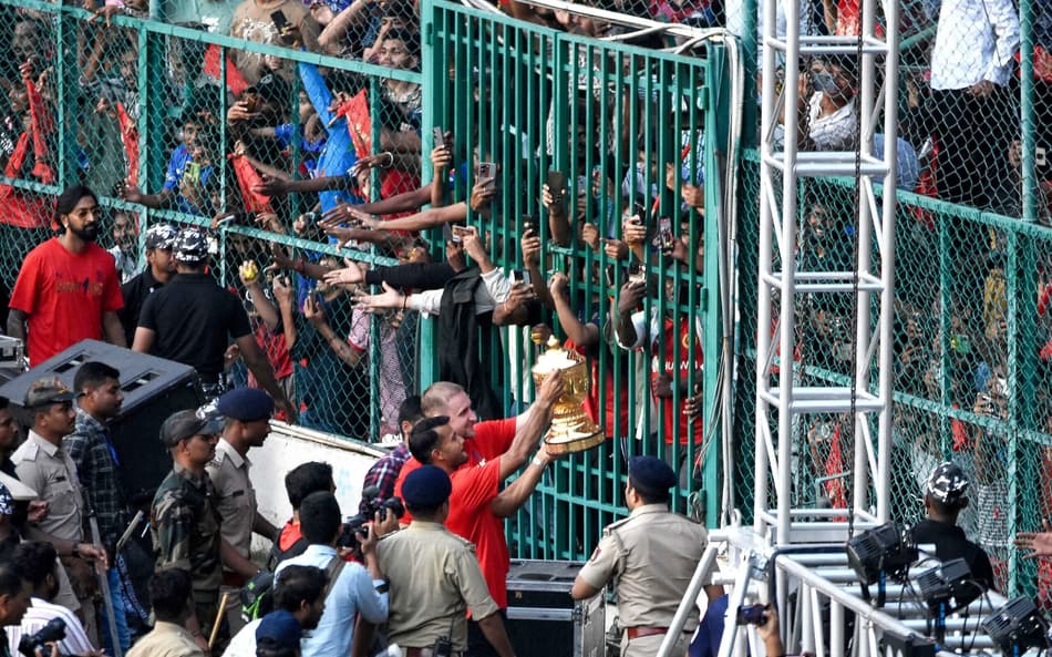 Jogadores do Royal Challengers Bengaluru levam a taça do Indian Premier League (IPL) (foto: AFP)