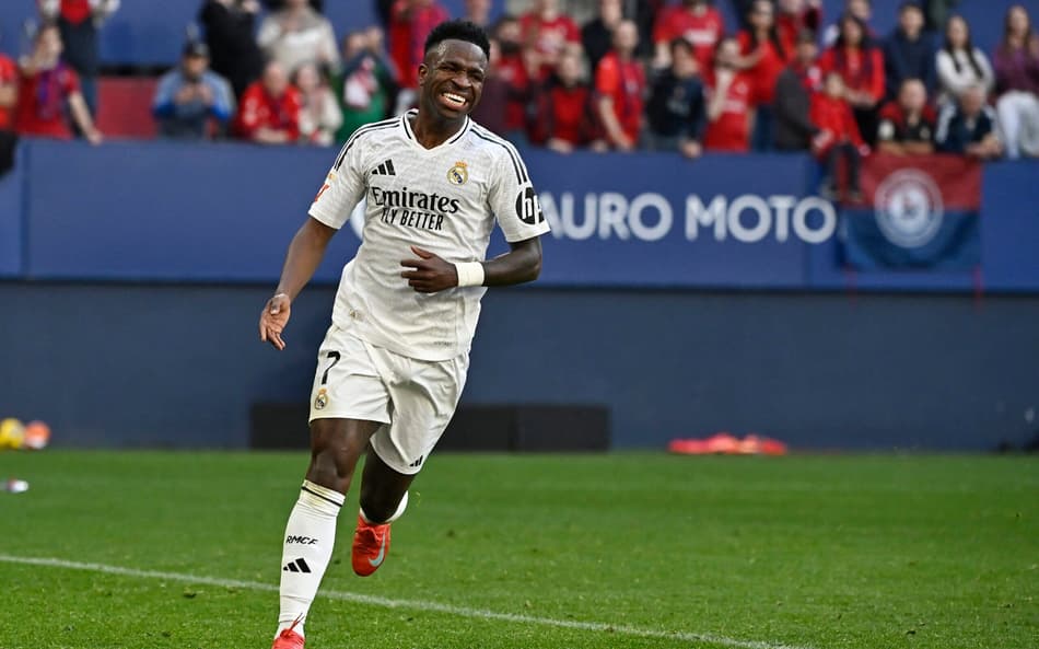 Vini Jr em ação no duelo entre Osasuna e Real Madrid (Foto: ANDER GILLENEA / AFP)