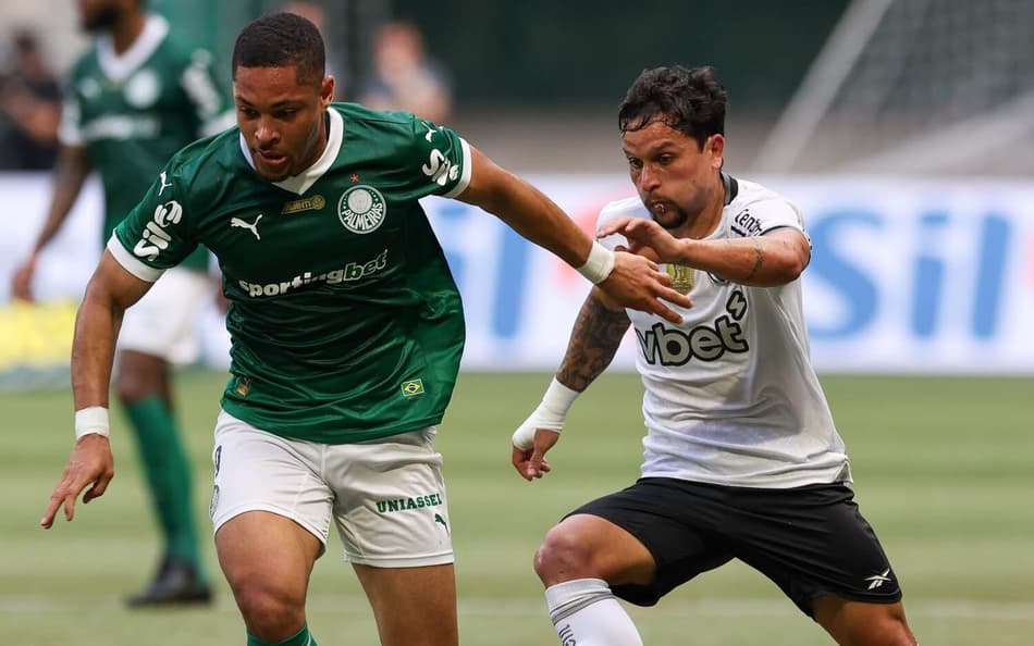 Vitor Roque em ação pelo Palmeiras contra o Botafogo