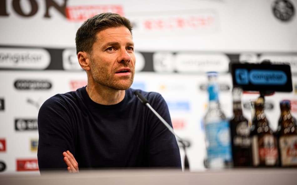 Xabi Alonso em coletiva de imprensa pelo Bayer Leverkusen
