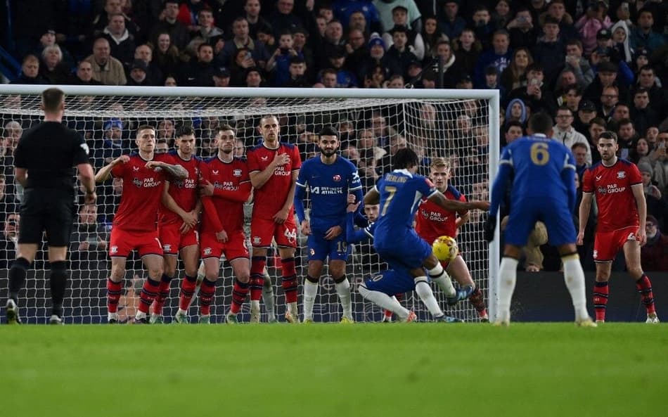 Sterling cobra falta pelo Chelsea em jogo da FA Cup
