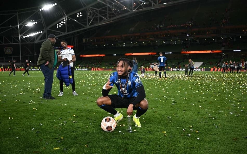Ademola Lookman na conquista da Liga Europa pela Atalanta (Foto: PAUL ELLIS / AFP)