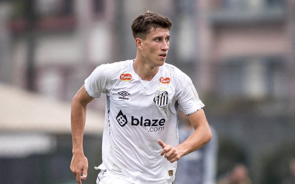 Gabriel Simples chegou ao Santos em 2024 (Foto: Bruno Vaz / Santos FC)