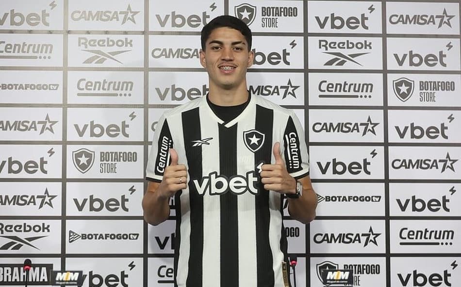 Jair é vendido pelo Botafogo ao Nottingham Forest. Ele assinou contato por cinco anos. (Foto: Vitor Silva/ Botafogo)