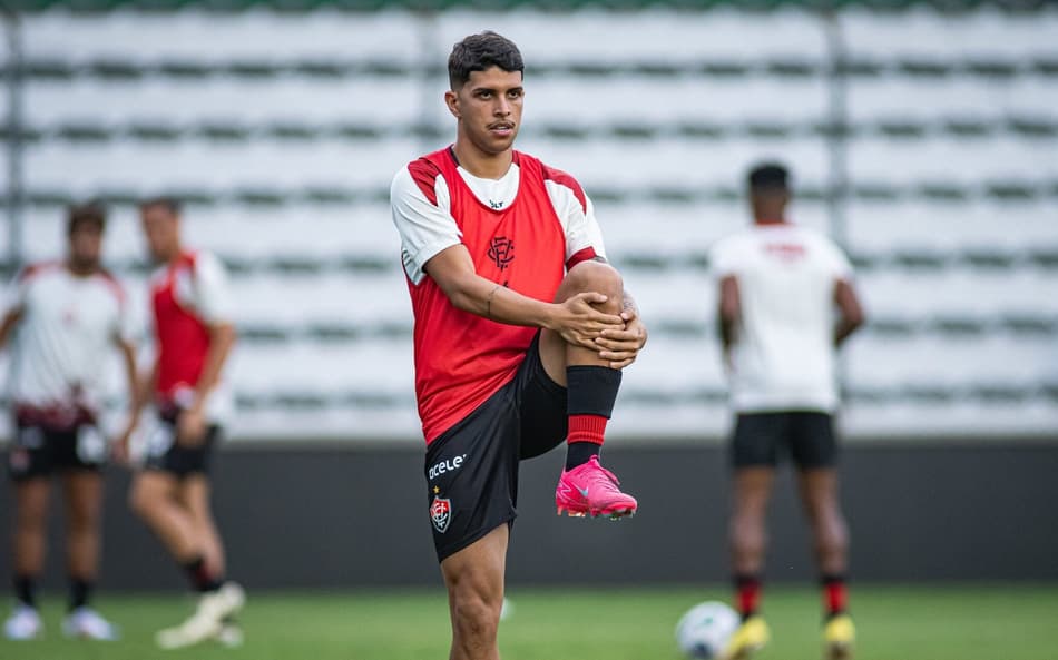 Felipe Cardoso aquece antes da partida contra o Juventude Foto: Victor Ferreira / EC Vitória