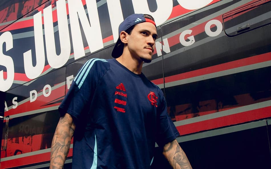 Pedro durante embarque do Flamengo (Foto: Adriano Fontes/Flamengo)