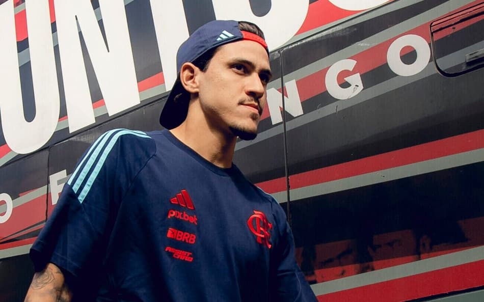 Pedro durante embarque do Flamengo (Foto: Adriano Fontes/Flamengo)