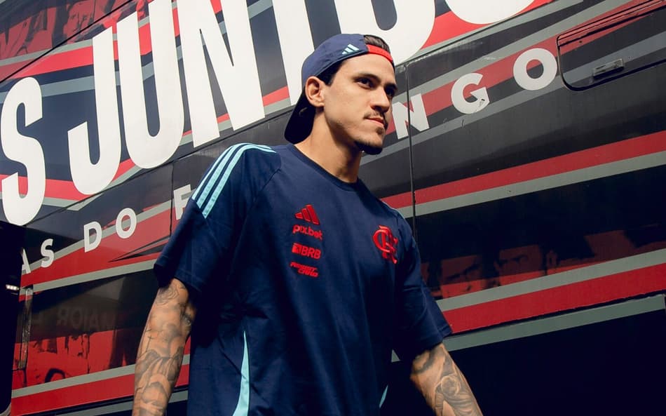 Pedro durante embarque do Flamengo (Foto: Adriano Fontes/Flamengo)