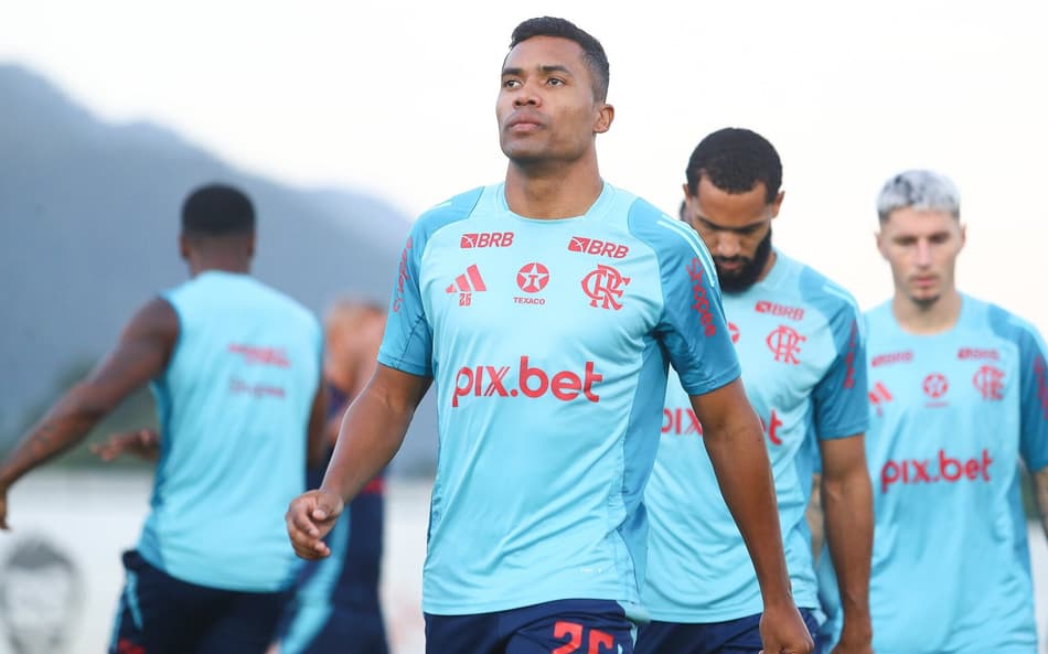 Alex Sandro em treino do Flamengo (Foto: Gilvan de Souza/Flamengo)