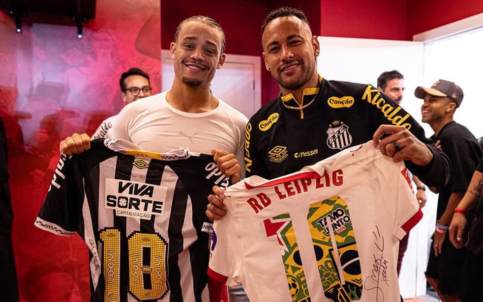 Xavi Simons e Neymar promovem amistoso entre Santos e RB Leipzig, em Bragança Paulista. (Foto: Raul Baretta/ Santos FC)