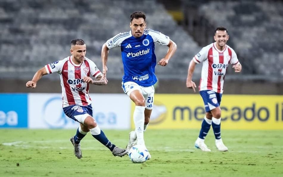 Meia Eduardo, do Cruzeiro, em jogo contra o Unión, no Mineirão (Foto: Gustavo Aleixo/Cruzeiro)