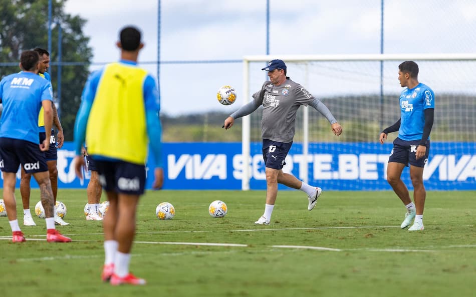 Rogério Ceni orienta jogadores em treino do Bahia (Foto: Rafael Rodrigues / EC Bahia)