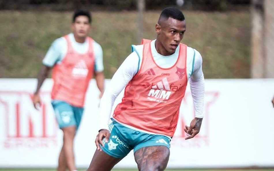 Atacante Marquinhos, do Cruzeiro, em treino na Toca da Raposa (Foto: Gustavo Aleixo/Cruzeiro)