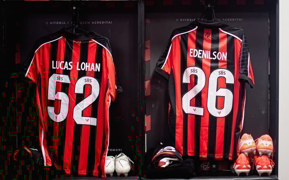 Camisa dos garotos Edenílson e Lucas Lohan no vestiário de Vitória (Foto: Victor Ferreira / EC Vitória)