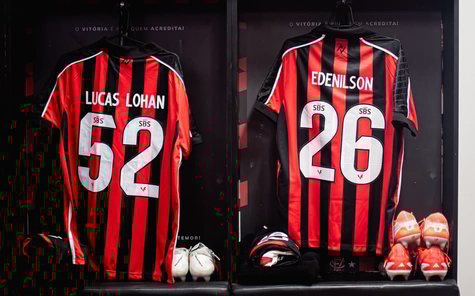 Camisa dos garotos Edenílson e Lucas Lohan no vestiário de Vitória (Foto: Victor Ferreira / EC Vitória)