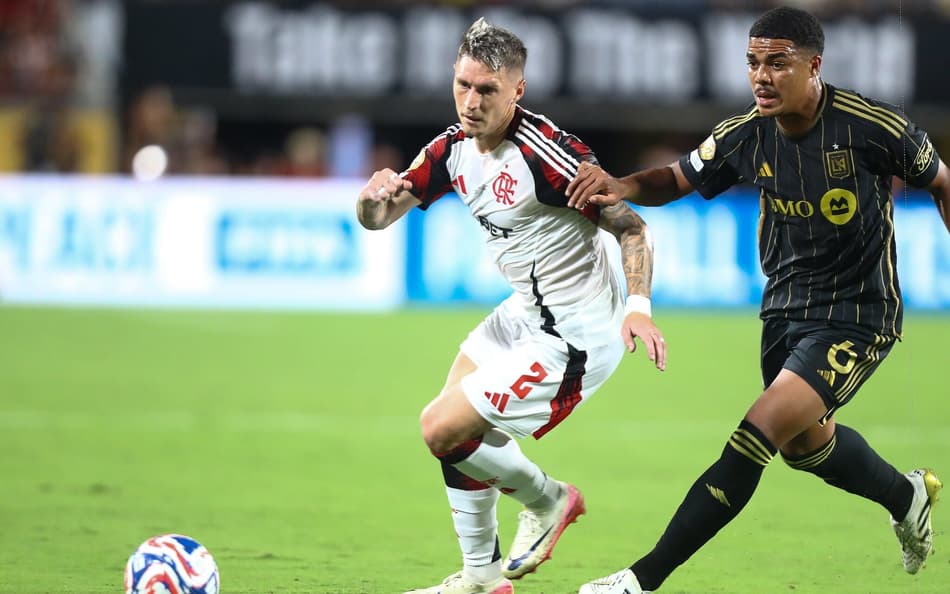 Varela em ação contra o Los Angeles FC (Foto: Gilvan de Souza/Flamengo)