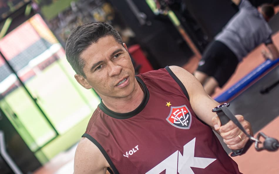 Osvaldo treina na academia do Vitória (Foto: Victor Ferreira / EC Vitória)