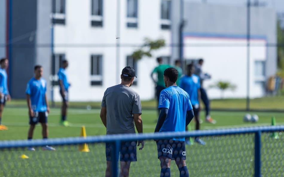 Carlos Larocca comanda treino do Bahia Sub-17 (Foto: Rafael Rodrigues / EC Bahia)