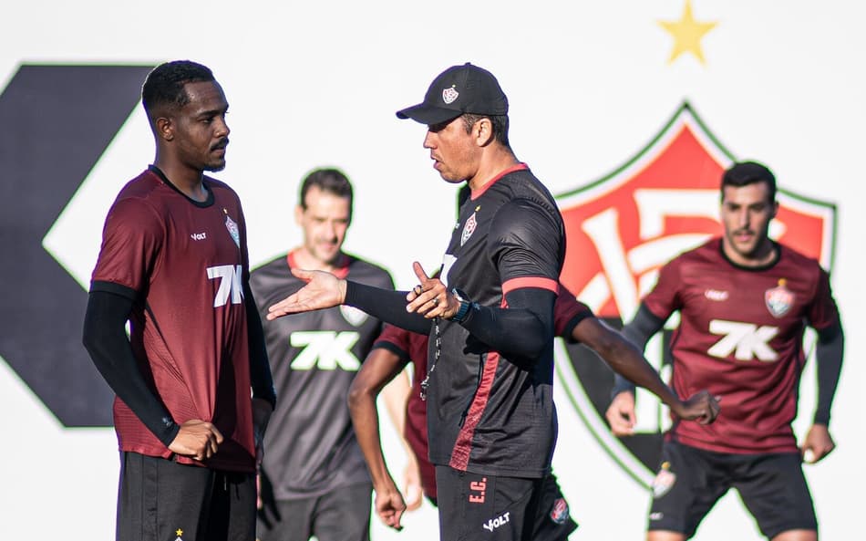 Carpini conversa em separado com o domínio atual (Foto: Victor Ferreira / EC Vitória)