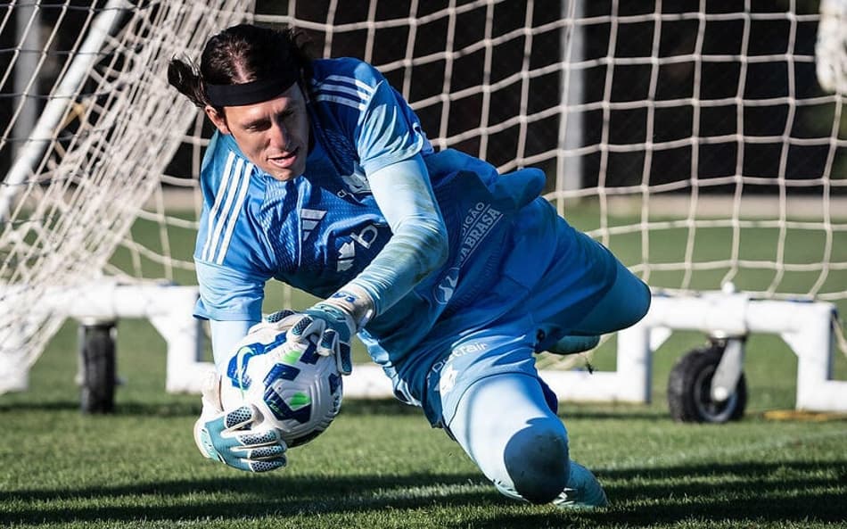 Goleiro Cássio, em treino do Cruzeiro na Toca da Raposa (Foto: Gustavo Aleixo/Cruzeiro)