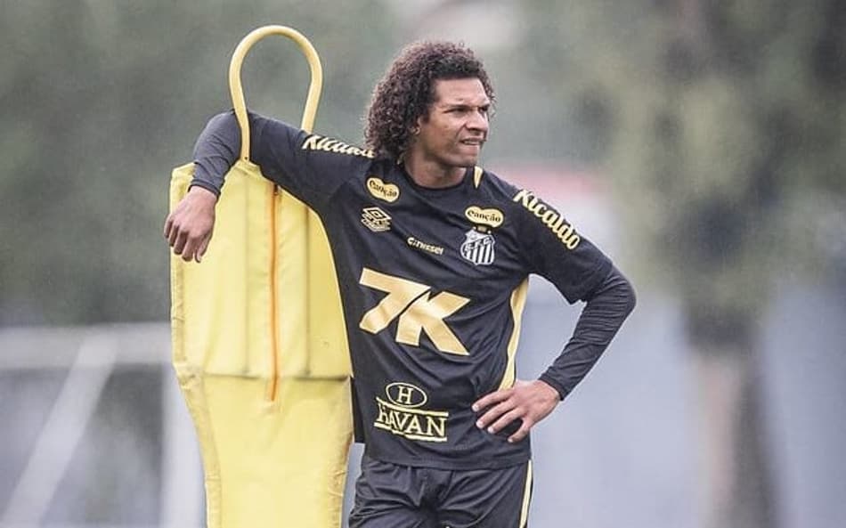 Willian Arão é apresentado no Santos como reforço para a disputa do Campeonato Brasileiro. (Foto: Raul Baretta/ Santos FC)