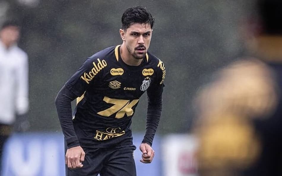 O Santos contratou João Basso em julho de 2023 pelo Arouca, de Portugal. (Foto: Raul Baretta/ Santos FC)