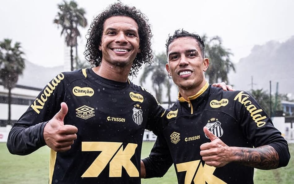 Dupla foi anunciada no dia 1º de julho; Igor Vinícius já fez a estreia pelo Santos em amistoso. (Foto: Raul Baretta/ Santos FC)