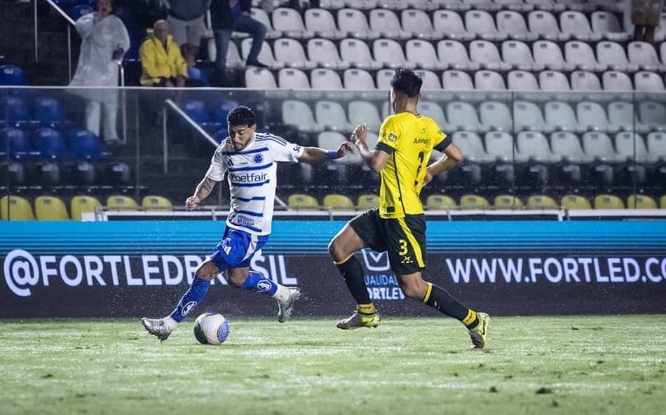 Lateral William, do Cruzeiro, em jogo contra o Defensa y Justicia (Foto: Gustavo Aleixo/Cruzeiro)