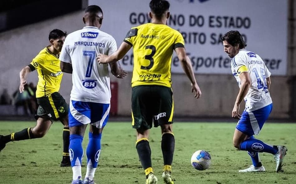 Volante Lucas Silva, do Cruzeiro, em jogo contra o Defensa y Justicia (Foto: Gustavo Aleixo/Cruzeiro)