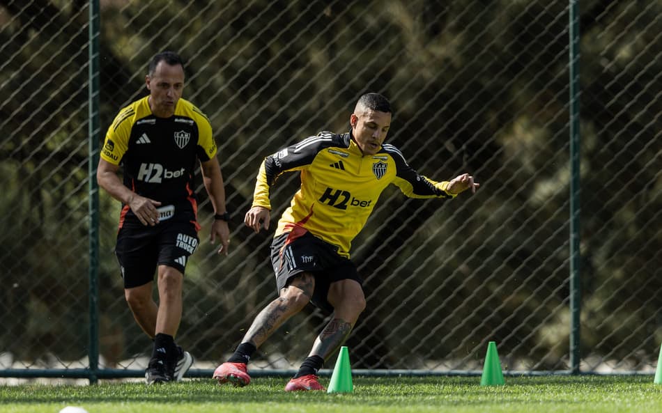 Arana volta a treinar com bola no Atlético-MG (Foto: Pedro Souza / Atlético)