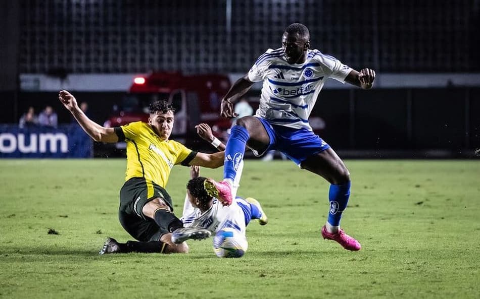 Atacante Bolasie, do Cruzeiro, em jogo contra o Defensa y Justicia (Foto: Gustavo Aleixo/Cruzeiro)