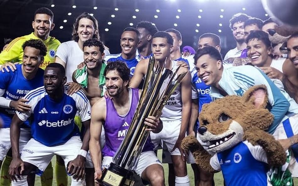 Cruzeiro ganha troféu na Vitória Cup (Foto: Gustavo Aleixo/Cruzeiro)