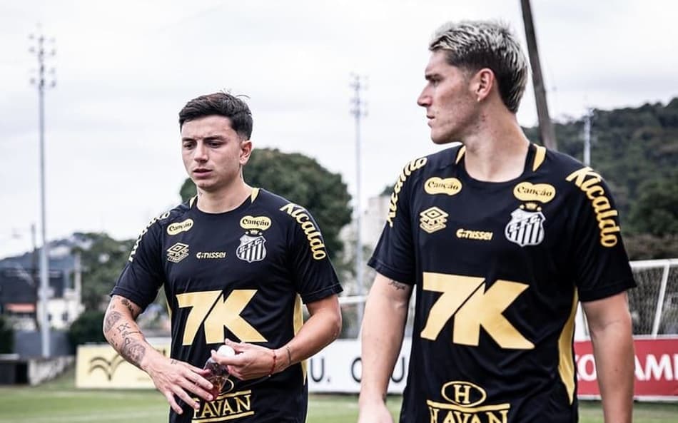 Barreal e Rollheiser duante treino em dois períodos no CT Rei Pelé, na última segunda-feira (07). (Foto: Raul Baretta/ Santos FC)