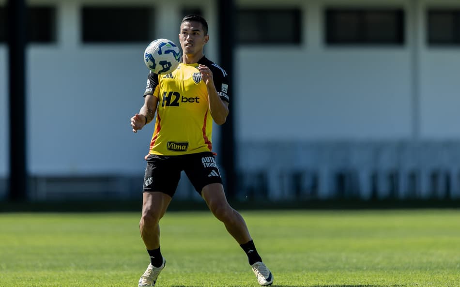 Cuello volta a treinar com bola no Atlético-MG (Foto: Pedro Souza / Atlético)