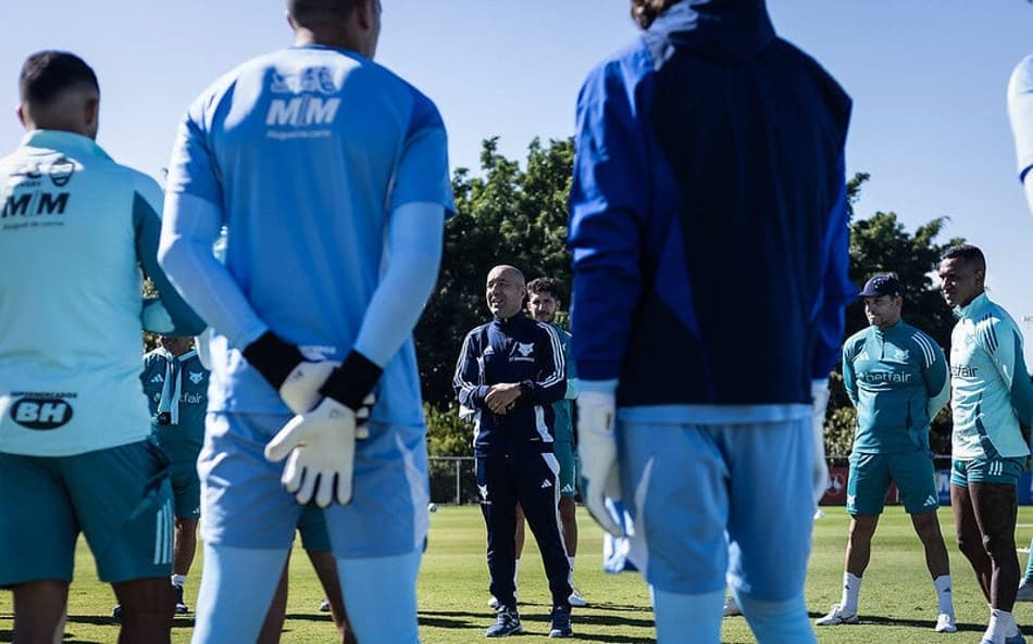 Técnico Leonardo Jardim, do Cruzeiro, em treino na Toca da Raposa (Foto: Gustavo Aleixo/Cruzeiro)