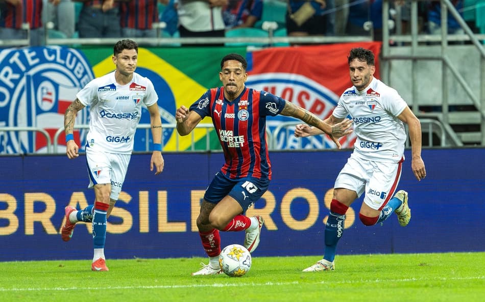 Gilberto encara marcação do Fortaleza em jogo da Copa do Nordeste (Foto: Letícias Martins / EC Bahia)