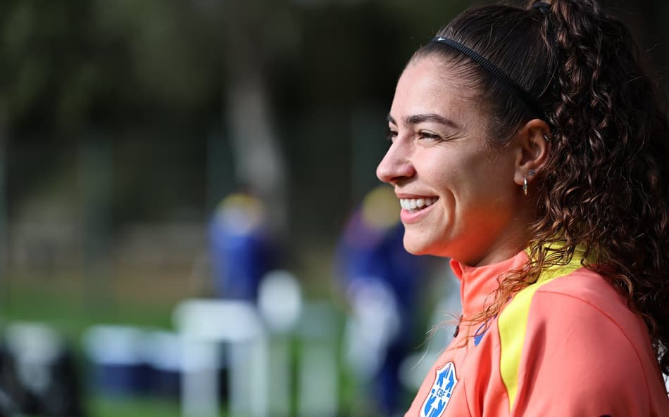 Em entrevista ao L!, Angelina conta trajetória no futebol e paixão pela Seleção Brasileira