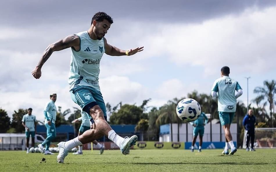 Lateral William, do Cruzeiro, em treino na Toca da Raposa (Foto: Gustavo Aleixo/Cruzeiro)