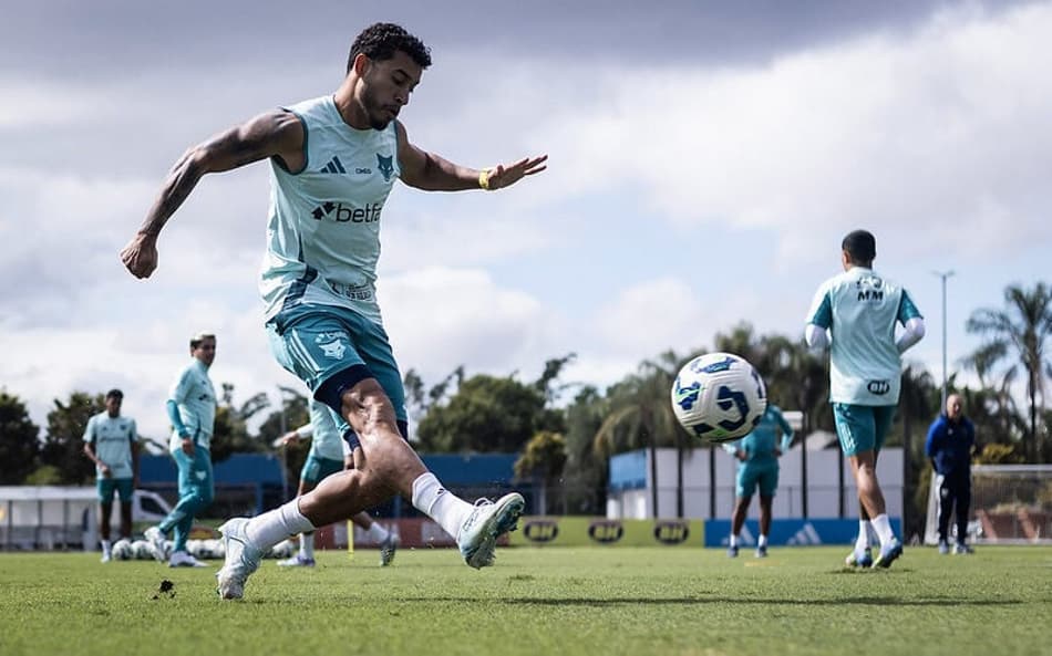 Lateral William, do Cruzeiro, em treino na Toca da Raposa (Foto: Gustavo Aleixo/Cruzeiro)