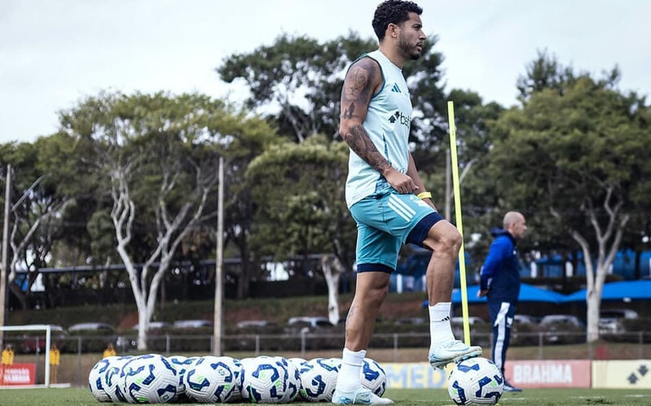 Lateral William do Cruzeiro em treino na Toca da Raposa (Foto: Gustavo Aleixo/Cruzeiro)