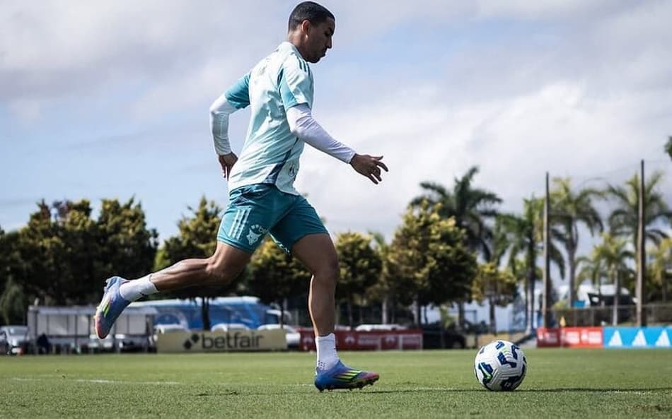 Volante Christian do Cruzeiro, em treino na Toca da Raposa (Foto: Gustavo Aleixo/Cruzeiro)