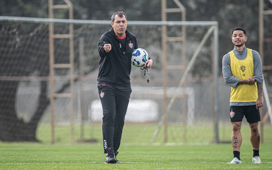 Carille comanda treino do Vitória (Foto: Victor Ferreira / EC Vitória)