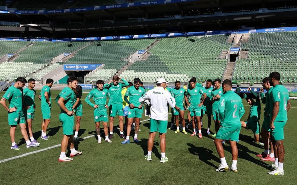 Abel Ferreira conversa com o elenco durante treinamento (Foto: Cesar Greco/Palmeiras)