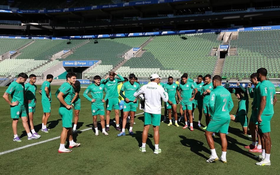 Abel Ferreira conversa com o elenco durante treinamento (Foto: Cesar Greco/Palmeiras)